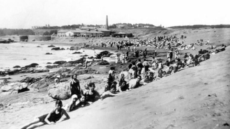 Turistas en La Puntilla, años 1920