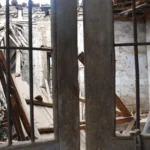 Sala deteriorada de la casa de los abuelos del cardenal José María Caro, Nuevo Reino, 2022