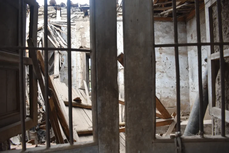 Sala deteriorada de la casa de los abuelos del cardenal José María Caro, Nuevo Reino, 2022